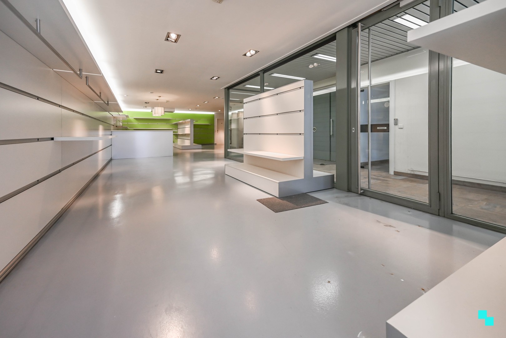 Bemeubeld handelspand in hartje Izegem - foto 5