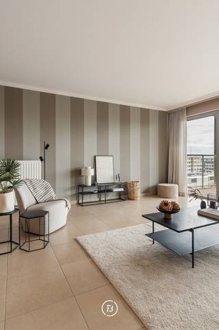 Op een residentiële toplocatie in het hart van Tongeren bevindt zich dit uitzonderlijke appartement, dat de volledige zesde verdieping beslaat. Het appartement biedt absolute privacy en een zeldzame 360°-beleving, bekroond met een blijvend, prachtig zicht op de historische basiliek. Alle dagelijkse voorzieningen en het bruisende stadsleven bevinden zich op comfortabele wandelafstand.<br /><br />Met een bewoonbare oppervlakte van meer dan 250 m² ademt dit appartement rust en ruimte. Dankzij terrassen in alle windrichtingen stroomt het natuurlijke licht de hele dag door rijkelijk naar binnen. Op elk moment van de dag geniet u hier van de zon en een ongeëvenaard weids uitzicht over de stad.<br /><br />Het appartement, toegankelijk via twee afzonderlijke inkomdeuren, verwelkomt u in een royale inkomhal. Deze leidt naar een indrukwekkende leefruimte van 77 m², naadloos verbonden met twee zuidgerichte terrassen. Aansluitend bevindt zich de open keuken met een ruime eetplaats van 45 m², een omgeving die uitnodigt tot uitgebreid dineren en ontvangen.<br /><br />Ook het nachtgedeelte is doordacht en genereus ontworpen. De master bedroom van 31 m² beschikt over een overdekt, westgericht terras en wordt geflankeerd door een badkamer met zowel ligbad als douche. Daarnaast is er een tweede volwaardige slaapkamer met een eigen, tweede badkamer.<br /><br />Een opvallende troef is de polyvalente ruimte van 40 m², met directe toegang tot twee oostgerichte terrassen. Deze kamer laat zich perfect inrichten als thuiskantoor, dressing of derde slaapkamer. Twee praktische wasplaatsen maken het wooncomfort compleet.<br />Het gebouw dateert uit 2010 en koppelt een tijdloze uitstraling aan een gunstige EPC-score (B). De lift brengt u rechtstreeks naar de ondergrondse verdieping, waar een private kelderberging is voorzien. Er is tevens de mogelijkheid om een garagebox aan te kopen.<br /><br />Een unieke woonbeleving waar ruimte, natuurlijk licht en een sublieme ligging harmonieus samenkomen.