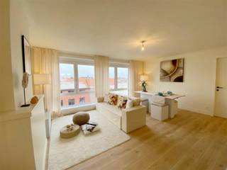 <p><span>Mooi gelegen appartement in omgeving van winkels, stadspark.  Inkom, living, ingerichte keuken, badkamer, 2 slaapkamers en kelder. Vrij op 01/11/2026.  Syndic 50 euro/op afrekening. epc 253 kWh/m² uc 2861080.  Voor bijkomende info of bezoek bel 056.21.58.00 of plan uw bezoek in via onze website : <span>www.immo-lvb.be</span></span><span>, naar pand gaan en via agenda de afspraak online inboeken.</span></p>