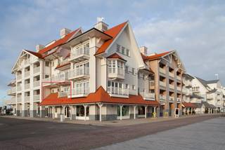 Bezoeken inplannen enkel via MijnHuurProfiel: https://Vlaemynck.mijnhuurprofiel.be/property/21c926a7-2914-4736-a048-3e87305905f2<br />Beschikbaar vanaf 01/10/2026!<br /><br />Op een rustige toplocatie aan de jachthaven van Nieuwpoort bevindt zich dit verzorgd appartement van 88,23 m² in de gegeerde residentie Waterfront. Een grote troef is de private garagebox, die inbegrepen is in de huurprijs.<br /><br />Het appartement (onbemeubeld) omvat een ruime inkomhal met apart gastentoilet, een lichtrijke leefruimte met eetplaats, een volledig ingerichte keuken met aansluitende berging en een terras van 3,25 m².<br /><br />Verder beschikt het appartement over twee volwaardige slaapkamers. De master bedroom is voorzien van een dressing en een badkamer met ligbad. De tweede slaapkamer heeft een eigen douchekamer.<br /><br />Troeven:<br />Inclusief garagebox<br />Praktische en ruime indeling.<br />Topligging aan de jachthaven .<br />Private garagebox.<br />Vlotte verbinding naar winkels, horeca, strand en OV.<br /><br />+75 euro provisie syndic
