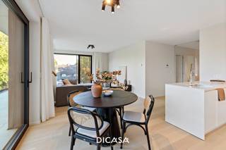 Groenzicht, een populair nieuwbouwproject in het hart van Rumbeke, breidt uit met drie nieuwe residenties.<br />Dit project combineert modern wooncomfort met een groene, rustige omgeving.<br /><br /><strong>Troeven van Groenzicht:</strong>
<ul>
<li>Privédomein met parktuin: de prachtig aangelegde, gemeenschappelijke parktuin biedt wandelpaden en verzorgde groenpartijen. Geniet van een grote tuin zonder onderhoudszorgen. Dankzij de afscherming van het domein is stilte en privacy gegarandeerd.</li>
<li>Panoramisch uitzicht: elk appartement heeft een hoekligging met grote glaspartijen, waardoor je een adembenemend zicht hebt op de groene parktuin.</li>
<li>Licht en ruimte: hoge plafonds, grote raampartijen en ruime terrassen creëren een uitzonderlijk ruimtegevoel met overvloedige natuurlijke lichtinval.</li>
<li>Hoogwaardige afwerking: elk appartement is tot in de puntjes afgewerkt en klaar om naar jouw smaak ingericht te worden.</li>
</ul>
<strong>Indeling van het appartement:</strong><br />Het appartement gelegen in gebouw 2.2 bestaat uit een inkomhal, ruime leefruimte met eetplaats en open keuken en aansluitend een aparte berging, een badkamer met inloopdouche en dubbel badkamermeubel, een gastentoilet en twee slaapkamers. <br />In de leefruimte bevindt zich een volledig ingerichte open keuken die is voorzien van een vaatwasmachine, een kookplaat met dampkap en een microgolfoven. <br />Het appartement beschikt over een ruim terras 31m², toegankelijk vanuit de woonkamer en beide slaapkamers. <br />Mogelijkheid tot aankoop van een parkeerplaats. <br /><br /><strong>Troeven aan dit appartement:</strong>
<ul>
<li>Volledig afgewerkt en geschilderd met oog voor detail.</li>
<li>Afwerking in kwalitatieve materialen zoals parket, keramische tegels en een open keuken met composiet werkblad.</li>
<li>Geniet van een groen uitzicht en een ruim privatief terras van 31 m².</li>
</ul>
<br /><strong>Wonen in Groenzicht betekent:</strong>
<ul>
<li>Rust en privacy in een groene omgeving.</li>
<li>Op wandelafstand van de markt van Rumbeke en nabij alle voorzieningen.</li>
<li>Een eigentijdse woonervaring met luxe en comfort!</li>
</ul>
<br /><br />Dit appartement maakt deel uit van het project Groenzicht. Binnen het project kunt u verschillende varianten ontdekken, elk met een eigen indeling en oriëntatie.<br />Past Groenzicht in jouw woonwensen? Neem contact met ons op voor meer informatie of maak een afspraak om dit modelappartement te bezoeken 051|201.400!