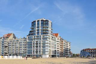 Exclusief te koop: Appartement met frontaal zeezicht in Residentie One Carlton. One Carlton is de ultieme pièce de résistance op het Albertplein in Knokke-Zoute. De beeldbepalende architectuur van wereldklasse in combinatie met de spectaculaire panoramische zeezichten maken ‘One Carlton’ het meest exclusieve project aan onze Belgische kust.
Indeling: Ruime inkomhal met toilet en berging. Open leefruimte uitgevend op het terras met frontaal zeezicht. Keuken voorzien van alle comfort.
2 Slaapkamers voorzien van ingemaakte kasten en badkamer met douche. Toegang tot de fitness, sauna en zwembad. Fietsenberging in het gebouw. Bezoeken mogelijk op afspraak: 050/60.10.20 (Epeil46)
Mogelijkheid tot aankoop van garagebox
