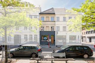 Gelegen op een absolute A-locatie op de Veemarkt in het hart van Kortrijk, stellen wij u deze unieke instapklare woning met...