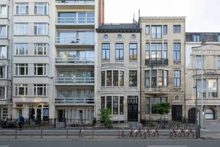 <p>De statige gevel aan de Jan Van Rijswijcklaan trekt al meer dan een eeuw de aandacht. Deze eclectische burgerwoning, ontworpen door architect <strong>Hendrik Delvaux</strong>, ademt nog steeds dezelfde grandeur als toen ze gebouwd werd. Een gevel waar je automatisch even naar opkijkt. En eenmaal de authentieke voordeur opengaat, besef je al snel dat de buitenkant nog maar het begin was.</p>
<p>Welkom.<br />De inkomhal is zonder overdrijven indrukwekkend. Authentieke mozaïekvloeren, kleurrijke glas-in-loodramen, sierlijke moulures die tot aan het plafond doorlopen...<br />Links wacht een royale bureauruimte. Ideaal voor wie regelmatig thuiswerkt, klanten ontvangt of droomt van een stijlvolle bibliotheek.</p>
<p>Verder opent de woning zich langzaam.<br />De eetkamer vormt de verbinding tussen oud en nieuw. Achteraan ligt de volledig uitgeruste leefkeuken. Strak vormgegeven, afgewerkt met luxueuze materialen en voorzien van een praktische keukenberging.<br />En terwijl je staat te koken, kijk je uit op een stijlvolle stadstuin.<br />Waar je rustig ontbijt, lang aperitieft of even aan de stad ontsnapt.</p>
<p>Via de elegante trap gaan we naar de eerste verdieping.<br />De royale leefruimte strekt zich uit aan de achterzijde van de woning. Grote ramen zorgen voor een zee van licht en via het aansluitend, ruime terras verhuis je op zonnige dagen moeiteloos naar buiten.<br />Aan de straatzijde bevindt zich nog een tweede grote kamer. Vandaag misschien een bureau, morgen een tv-kamer, speelkamer of extra slaapkamer.</p>
<p>Nog een verdieping hoger wacht de privésuite.<br />De master bedroom ademt rust en ruimte. Aansluitend vind je een royale dressing en een luxueuze badkamer waar natuursteen, verfijnde materialen en een tijdloze afwerking perfect samenkomen. Met zowel een ligbad als een ruime inloopdouche voelt elke ochtend hier een klein beetje als een hotelverblijf.<br />Ook de praktische wasruimte kreeg een volwaardige plaats op deze verdieping.<br />Helemaal boven bevinden zich nog drie slaapkamers en een tweede badkamer.</p>
<p>Achter al die authentieke charme schuilt bovendien een woning die volledig, kwalitatief werd gerenoveerd.<br />Met een EPC B, conforme elektriciteit, een asbestveilig attest en een hoogwaardige totaalrenovatie geniet je hier volop van karakter, maar ook van jarenlang zorgeloos wooncomfort.</p>
<p>Troeven<br />- Prachtig volledig gerenoveerde burgerwoning<br />- Statige gevel <br />- Royale bewoonbare opp. 353 m²<br />- EPC B<br />- AREI conforme<br />- Asbestveilig<br />- Authentieke elementen met oog voor detail<br />- Indrukwekkende inkomhal<br />- Hoge plafonds en prachtige parketvloeren<br />- Twee ruime bureauruimtes / multifunctionele kamers<br />- Stadstuin en terras op de eerste verdieping<br />- Grote droge kelder</p>
