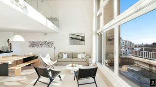 In Duinbergen, op enkele passen van de zeedijk en de RSBC, bevindt zich dit uitzonderlijk mezzanine-appartement van ca. 180 m² (7m gevelbreedte)...