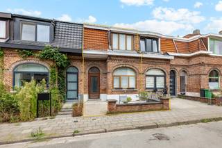 <p><span>Op zoek naar een instapklare woning met een aangename tuin en een uitstekende ligging in Aalst? Dan is deze charmante woning zeker een bezoek waard! Dankzij de ligging op wandelafstand van het centrum en het gezellige Klein Parksken geniet u hier van een ideale combinatie van rustig wonen en alle voorzieningen binnen handbereik.</span></p><p><span> </span></p><p><span>Bij het binnenkomen wordt u verwelkomd in een aangename woning met een ruime leefruimte en open keuken, een ideale plek om gezellig samen te komen met familie en vrienden. Verder beschikt de woning op het gelijkvloers over een praktische badkamer met douche en lavabomeubel, een apart toilet en een handige bergruimte.</span></p><p><span> </span></p><p><span>Een absolute troef is de aangename buitenruimte. Via de leefruimte bereikt u het mooie terras en de aangelegde tuin, waar u heerlijk kunt genieten van zonnige dagen, een gezellige barbecue of gewoon van een momentje rust.</span></p><p><span> </span></p><p><span>Op de verdieping bevinden zich drie slaapkamers, waardoor de woning perfect geschikt is als comfortabele gezinswoning. Daarnaast is er nog een praktische opbergzolder, ideaal voor het stockeren van seizoensgebonden spullen.</span></p><p><span> </span></p><p><span>Een instapklare woning met 3 slaapkamers, een aangename tuin en een topligging nabij het centrum van Aalst. Kortom: een ideale woning voor wie comfortabel wil wonen op een centrale en toch rustige locatie!</span></p><p><span> </span></p><p><span>Voor meer informatie en/of een bezoek, contacteert u Didier van Immo Zone op het nummer 0476/ 73. 17. 99.</span></p><p><span> </span></p><p><span> </span></p>