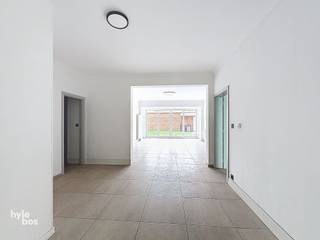 Het appartement bevindt zich op het gelijkvloers van een gebouw vlakbij het centrum. U treedt het appartement binnen in een ruime inkomhal, waar...