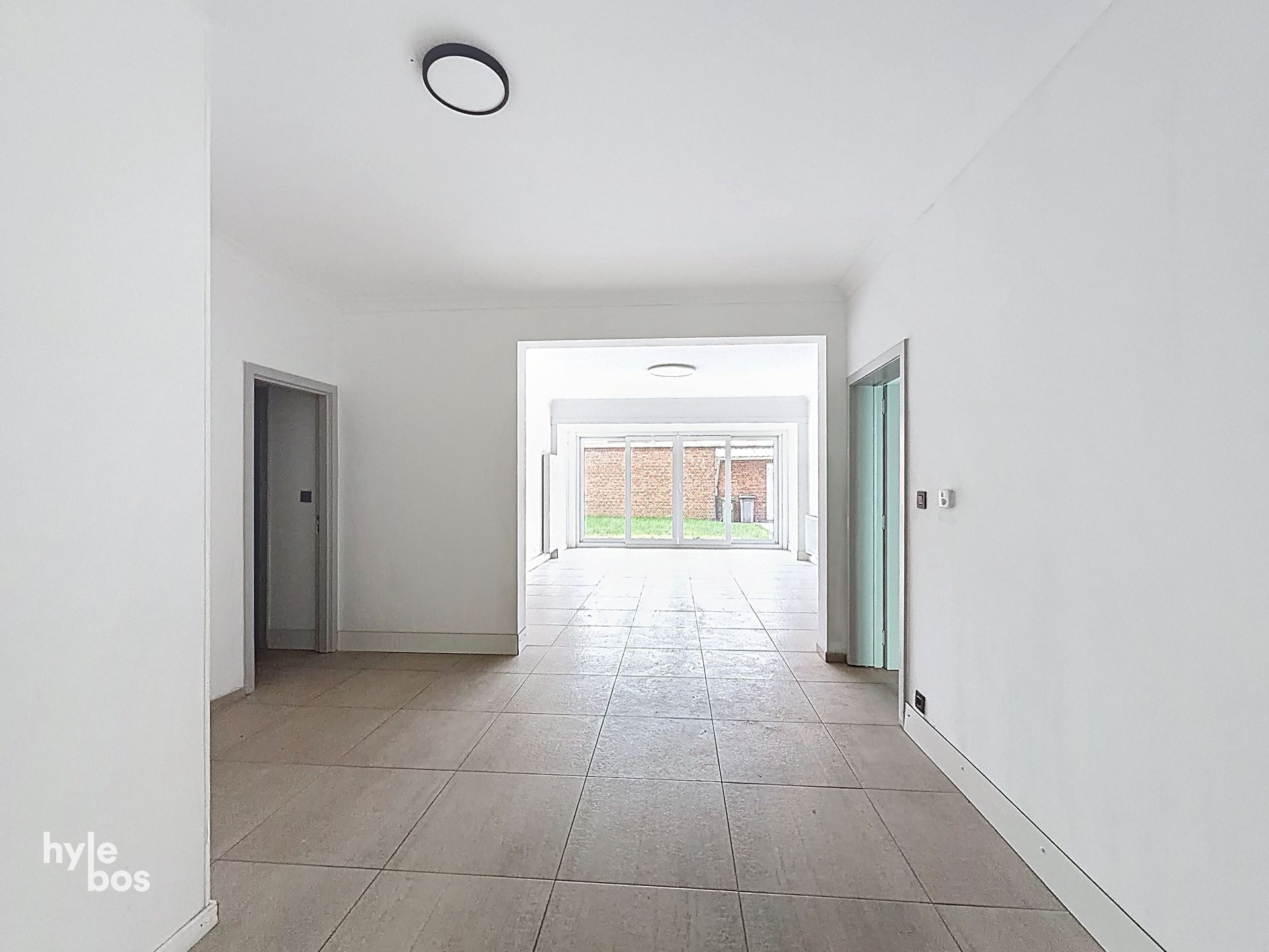 Uitzonderlijk groot gelijkvloers appartement met stadstuin en garage - foto 2