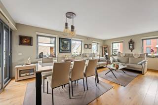 Dit appartement met centrale ligging, maakt deel uit van residentie Esna, op wandelafstand van grootwarenhuizen, station, Grote Markt,... en...