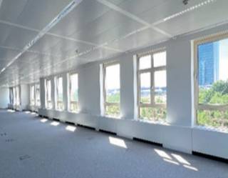 Kantoren te huur ideaal gelegen in het centrum van Brussel tussen de Kruidtuin en het Madouplein. Gemakkelijk bereikbaar met het openbaar vervoer.<br />Oppervlakte: 557 m².<br />Beschikbare archieven: 85 €/m²/jaar.<br />Beschikbare parkeerplaatsen: 1.600 €/plaats/jaar.<br />Exclusief lasten en taksen.