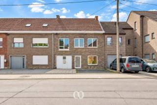 SCHRIJF JE IN VOOR HET EERSTE BEZOEKMOMENT VAN MAANDAG 28 SEPTEMBER VIA ONZE WEBSITE!<br /><br />Ben jij op zoek naar een ruime, te renoveren gezinswoning in Oudenaarde met vier slaapkamers en een mooie tuin? Gevonden!<br /><br />De uitstekende ligging op een boogscheut van het centrum van Oudenaarde en de belangrijke invalswegen zoals de N60, de ruime slaapkamers, de garage en de gezellige tuin zijn maar enkele van de vele troeven die we hier terugvinden.<br /><br />INDELING:<br /><br />GLV: Je komt de woning binnen via de inkomhal. Van hieruit heb je toegang tot de living met zicht op de tuin. De living loopt verder door naar de keuken. Verder beschikt het gelijkvloers over een praktische garage, een wasplaats, een apart toilet en een handige aanbouw die extra bergruimte biedt.<br /><br />1eV: Op het eerste verdiep kom je boven in de nachthal. Van hieruit heb je toegang tot de badkamer en vier slaapkamers. Twee slaapkamers zijn volledig apart en daarnaast zijn er nog twee slaapkamers die met elkaar verbonden zijn.<br /><br />ZOLDER + KELDER: De woning beschikt bovendien over zowel een handige zolder als een kelder, ideaal voor extra bergruimte.<br /><br />TUIN: Achter de woning bevindt zich een gezellige tuin die heel wat mogelijkheden biedt om in alle rust van de buitenruimte te genieten.<br /><br />Lijkt deze woning wel iets voor jou? Aarzel dan zeker niet en contacteer ons vandaag nog om een bezoek in te plannen!