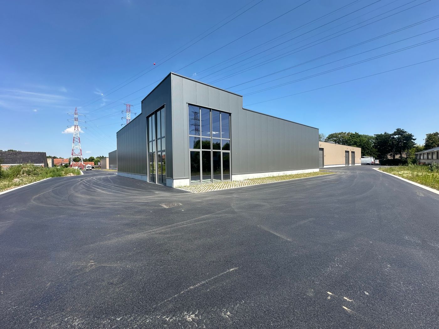 Nieuwbouw KMO-unit van 384 m² te huur! - photo 1