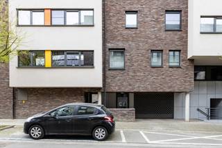 Op zoek naar een instapklaar appartement op een topligging in Asse? Dan is dit appartement in de recente residentie “De Loods” (bouwjaar 2014) zeker een bezoek waard. Gelegen op de Neerstraat 54 geniet u hier van een uiterst centrale ligging, met de markt van Asse, scholen, winkels, openbaar vervoer, het station en het ziekenhuis allemaal op wandelafstand. <br /><br />Een ideale uitvalsbasis voor wie comfortabel en vlot bereikbaar wil wonen.<br /><br /><span>Indeling </span><br /><br />Bij het binnenkomen wordt u verwelkomd in een ruime inkomhal met voldoende plaats voor een vestiaire of dressing. Deze leidt u naar de lichtrijke woon- en eetkamer, waar de grote raampartijen zorgen voor een aangename, open sfeer. Aansluitend bevindt zich de moderne open keuken, volledig uitgerust met alle hedendaags comfort, evenals een praktische berging. <br /><br />Vanuit de leefruimte heeft u rechtstreeks toegang tot het zuidgericht terras, waar u in alle rust kan genieten van de zon.<br /><br />Het appartement beschikt over twee bijzonder ruime slaapkamers(16,5 m² en 16 m²), een stijlvolle badkamer met inloopdouche en dubbele lavabo, en een aparte toiletruimte. Dankzij de recente bouw en de kwalitatieve afwerking is het appartement volledig instapklaar. <br />Bovendien geniet u van een <span>gunstig EPC (A), conforme elektriciteit, een privatieve kelder, individuele tellers en een lift die tot in de ondergrondse verdieping gaat</span>.<br /><br />Als extra troef is er de mogelijkheid om een <strong>ondergrondse garagebox</strong> met automatische poort aan te kopen voor <strong>€25.000.</strong><br /><br />Kortom, een comfortabel en verzorgd appartement op een uitstekende ligging in Asse. <br />Interesse? Contacteer ons vandaag nog voor een bezoek ter plaatse via <strong>info@impromove.be of 02 887 80 56</strong>.