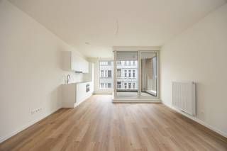 <p>Prachtig nieuwbouwappartement met terras</p><p> </p><p>Wil jij de unieke kans om te wonen in een nog nooit bewoond en dus gloednieuw appartement? En dat in de coolste buurt van Antwerpen, BOHO? Om de hoek van openbaar vervoer, het stadscentrum, winkels, parken en gezellige horeca?</p><p> </p><p>•<span>    </span>Bijna energie neutraal label</p><p>•<span>    Direct beschikbaar</span></p><p>•<span>    </span>Maandelijkse kosten: € 55</p><p> </p><p>Dit nieuwbouw appartement is gelegen op de tweede verdieping in een nieuwbouw met lift. Er is een inkomhal met toegang naar de ruime leefruimte met open keuken en inpandig terras.</p><p> </p><p>Achteraan een ruime slaapkamer met ensuite badkamer. De toilet en berging zijn toegankelijk vanuit de nachthal.</p><p> </p><p>Nutsvoorzieningen op individuele meters op naam van huurder. Maandelijkse lasten € 55/maand.</p><p> </p><p>Benieuwd?</p><p>Vul de bezoekaanvraag in onderaan de advertentie op https://www.sinjoor.be en geef alle gevraagde details door. De dossierverantwoordelijke neemt snel contact met u op om de verdere stappen te bespreken.</p>
