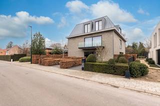 GELIJKVLOERSE PRAKTIJKRUIMTE MET FUNCTIONELE INDELINGDeze gelijkvloerse praktijkruimte is momenteel in gebruik als orthodontiepraktijk. Dankzij de...