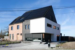 In het landelijke Lebbeke bevindt zich deze unieke, energiezuinige villa op een perceel van maar liefst 7are.Indeling gelijkvloers: inkomhal,...