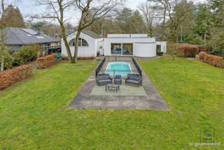 <p>U betreedt de woning via een royale inkomhal met apart gastentoilet, die toegang geeft tot een eerste ingedeelde leefruimte. Aansluitend bevindt zich een tweede, bijzonder lichtrijke leefruimte die via een deur kan worden afgesloten en geniet van een prachtig zicht op de tuin. Verder vindt u een praktische bureauruimte en eethoek. Beide leefruimtes sluiten aan op de riante, volledig geïnstalleerde keuken, uitgerust met oven, microgolf, koelkast en tal van ingemaakte kasten. Op de eerste verdieping bevinden zich twee slaapkamers van ca. 11 m², een aparte dressing/berging, een apart toilet en een badkamer met bad, douche en dubbele lavabo. De masterbedroom met walk-in dressing biedt een aangenaam uitzicht over de tuin. De -1 verdieping beschikt opnieuw over twee slaapkamers van ca. 11 m², een apart toilet en een berging. Hier bevindt zich tevens een tweede masterbedroom met en-suite badkamer.<br /><br />Vooraan de woning ligt een ruime oprit, afgesloten met een automatische poort en voorzien van parkeergelegenheid voor meerdere wagens. Naast de woning bevindt zich bovendien een carport voor drie auto’s. Achteraan geniet u van een riante tuin van ca. 2035 m² met een omheind ingebouwd zwembad.<br /><br />Bijgebouw: Het bijgebouw (2019) is volledig ingericht en omvat op het gelijkvloers een leefruimte met open keuken, een apart toilet, een badkamer met dubbele lavabo en inloopdouche en een eerste slaapkamer. Op de eerste verdieping bevinden zich een tweede toilet en nog twee ruime slaapkamers.<br /><br />Extra:<br />- 15 zonnepanelen<br />- EPC-klasse C (GEEN renovatieverplichting!), AREI = conform!<br />- Watertoets: P-score A, G-score A. Niet gelegen in mogelijks of overstromingsgevoelig gebied, niet gelegen in afgebakend overstromingsgebied of afgebakende oeverzone, niet gelegen in risicozone overstromingen <br />- Wg, Vg, Gvkr, Gmo, Gvv. <br />- Niet opgenomen in maatregelenregister<br /><br />Nabij school, winkels, autosnelweg, openbaar vervoer, etc. Voor meer info ga naar www.coenenvastgoed.be of bel 03/375.82.92</p>