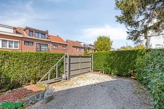 Deze ruime woonst is gesitueerd in een rustige woonwijk met zijn groene omgeving tussenin FORT 4 en Domein Frijthout.Prachtige locatie doch met...