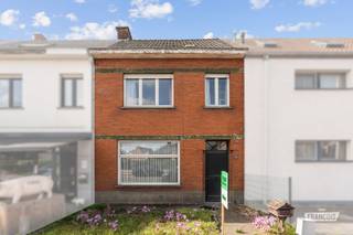 Vraagprijs: Elk bod wordt voorgelegd aan de eigenaar.<br /><br />Welkom in de Rijselstraat 137 te Torhout, waar ruimte en mogelijkheden centraal staan. Deze verrassend ruime woning bevindt zich op een gunstige locatie, op een boogscheut van het centrum en tal van dagelijkse voorzieningen. Met een bewoonbare oppervlakte van maar liefst 163 m², drie ruime slaapkamers, een vaste trap naar de zolder en een diepe tuin beschikt deze woning over heel wat troeven voor wie op zoek is naar een nieuwe thuis met potentieel.<br /><br />Bij het binnenkomen wordt u verwelkomd in een aangename leefruimte, bestaande uit een gezellige zithoek en een lichtrijke eetplaats. Aansluitend bevindt zich de keuken, die vandaag klaar is om opnieuw ingericht te worden volgens uw eigen smaak en wensen. Ook de badkamer bevindt zich op de gelijkvloerse verdieping.<br /><br />Op de eerste verdieping bevinden zich drie volwaardige slaapkamers, ideaal voor een gezin, thuiswerk of hobbyruimte. Een absolute meerwaarde is de vaste trap naar de ruime zolderverdieping. Deze extra oppervlakte biedt tal van mogelijkheden en kan perfect dienstdoen als bijkomende slaapkamer, hobbyruimte, bureau of praktische bergruimte.<br /><br />Ook buiten heeft deze woning heel wat te bieden. De diepe tuin met gunstige oriëntatie zorgt voor een aangename buitenruimte waar u in alle rust kunt genieten van zonnige dagen, een gezellige barbecue of gewoon van uw eigen stukje groen.<br /><br />De woning is onderhevig aan een renovatieverplichting, maar biedt hierdoor tegelijk de kans om de woning volledig naar eigen smaak en behoeften te moderniseren. Met enkele simpele ingrepen kan dit pand uitgroeien tot een energiezuinige en hedendaagse gezinswoning!<br /><br />Interesse? Contacteer ons snel voor een bezoek.<br /><br />