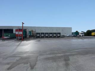 Uitstekend gelegen magazijn van 2.500 m² te huur op industrieterrein Roeselare-Beveren, op amper +/- 1 km van de R32 die na 3 km een vlotte ontsluiting biedt naar de E403 op- en afrit Roeselare-Beveren.<br />De loods met een vrije hoogte van 8 m is toegankelijk via een sectionale poort en 6 laadkades (1 laadkade per 1.000 m²). Tevens aanwezigheid van lichtstraat met rookluik, polybetonvloer, slimme LED-verlichting en sanitair. De rekken kunnen aangepast worden.<br />Ruime parkeer- en manoeuvreerruimte voorzien op het terrein. Onmiddellijk beschikbaar. Contacteer PANORAMA B2B voor meer inlichtingen, plannen of een vrijblijvend plaatsbezoek 050 300 700.