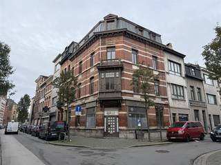 <p><span>Bent u op zoek naar een interessante investering? Dan is dit uitzonderlijk vastgoed precies wat u zoekt!</span></p><p><span>De woning is opgedeeld in 2 appartementen met 2 slaapkamers en 2 duplexen met zeer veel potentieel. Bel ons om een bezoek in te plannen en laat u verrassen.</span></p><p><span> </span></p><p><span>Bijzonderheden:</span></p><p><span>EPC Energielabel E - 426 kwh/(m² jaar)</span></p><p><span>Renovatieplicht: alle woningen en appartementen die vanaf 2023 zijn aangekocht met Label E of F, moeten verplicht gerenoveerd worden naar minimum label D binnen de 6 jaar na aankoop.</span></p><p><span>Er is overal dubbele beglazing</span></p><p><span>Alle nutsvoorzieningen, behalve water, zijn apart</span></p><p><span>Het gebouw is asbestveilig</span></p><p><span>P-score: A</span></p><p><span>G-score: A</span></p>