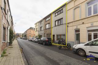 <span><strong>Rustig gelegen, met vlotte verbinding naar Gent en alle invalswegen!</strong></span><br /><span>Op zoek naar een woning met ruimte en mogelijkheden? Ontdek deze rijwoning in de Heidestraat 12 te Gentbrugge!</span><br /><span>De woning beschikt over <strong>4 slaapkamers</strong> en biedt heel wat ruimte voor gezinnen of voor wie graag een extra bureau of hobbykamer heeft.</span><br /><span>Dankzij de <strong>dubbele beglazing en de nieuwe vloeren</strong> zijn er al enkele interessante verbeteringen uitgevoerd.</span><br /><span>Achteraan bevindt zich een kleine koer, ideaal om even buiten te zitten en van een rustig moment te genieten.</span><br /><span>De woning ligt in een rustige omgeving en is toch vlot bereikbaar via de belangrijkste invalswegen. Een praktische ligging voor wie in Gent of de omliggende gemeenten werkt.</span><br /><span><strong>De troeven</strong></span>
<ul>
<li><span><span>4 slaapkamers</span></span></li>
<li><span><span>Kleine koer</span></span></li>
<li><span><span>Dubbele beglazing</span></span></li>
<li><span><span>Nieuwe vloeren</span></span></li>
<li><span><span>Rustige ligging</span></span></li>
<li><span><span>Goede bereikbaarheid</span></span></li>
<li><span><span>Gelegen in Gentbrugge</span></span></li>
</ul>
<strong><span><span>STARTPRIJS BIEDEN VANAF €285.000 </span></span></strong><br /><span>Interesse? Neem vandaag nog contact op met Aurélie 0494/80.77.88 voor meer informatie en plan een bezoek in op onze bezoekdag op 25 Oktober van 10u -12u ENKEL OP AFSPRAAK</span><br />