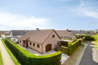 Op te frissen woning met VIER slaapkamers en zongerichte tuin te koop in de Pemenhoek te Nieuwpoort.Deze ruime woning, boordevol potentieel, geniet...