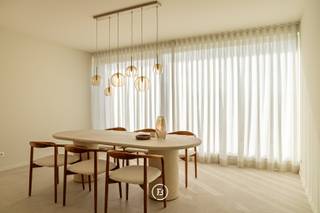Dit luxueze appartement maakt deel uit van het nieuwbouwproject AQUILO, gelegen in het prestigieuze Sint-Idesbald. Een residentie waar eigentijdse architectuur en verfijnde afwerking samenkomen in een stijlvolle en rustige omgeving vlak bij zee.<br /><br />Het energiezuinige karakter van het project wordt gewaarborgd door individuele zonnepanelen per appartement, doorgedreven isolatie, een warmtepomp en balansventilatie type D. De royale oppervlaktes en hoogwaardige materialen benadrukken het exclusieve karakter van deze residentie.<br /><br />Het appartement bevindt zich op de tweede verdieping en werd op plan ingedeeld als volgt: inkomhal met gastentoilet en berging, lichtrijke leefruimte met open keuken, twee slaapkamers, een badkamer, een ruim terras en een zolderberging.<br /><br />Verplichte aankoop van parkeergelegenheid en kelderberging, niet inbegrepen in de prijs.<br /><br />Oppervlakte appartement: 125,55 m²<br />Oppervlakte terras: 23,90 m²<br />Oppervlakte zolderberging: 22,52 m²<br /><br />Voor meer informatie of een bezoek aan het modelappartement kunt u ons steeds contacteren via 050 66 00 00 of via louna@found-baker.com