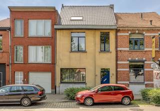 Deze ruime woning is centraal gelegen aan de Steenweg op Gierle in Turnhout, op wandelafstand van winkels, scholen en andere dagelijkse...