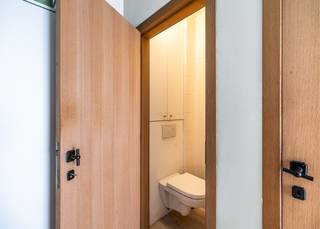 Op wandelafstand van de Spuikom, bevindt zich deze volledig en kwalitatief gerenoveerde woning. De woning werd grondig aangepakt waarbij...