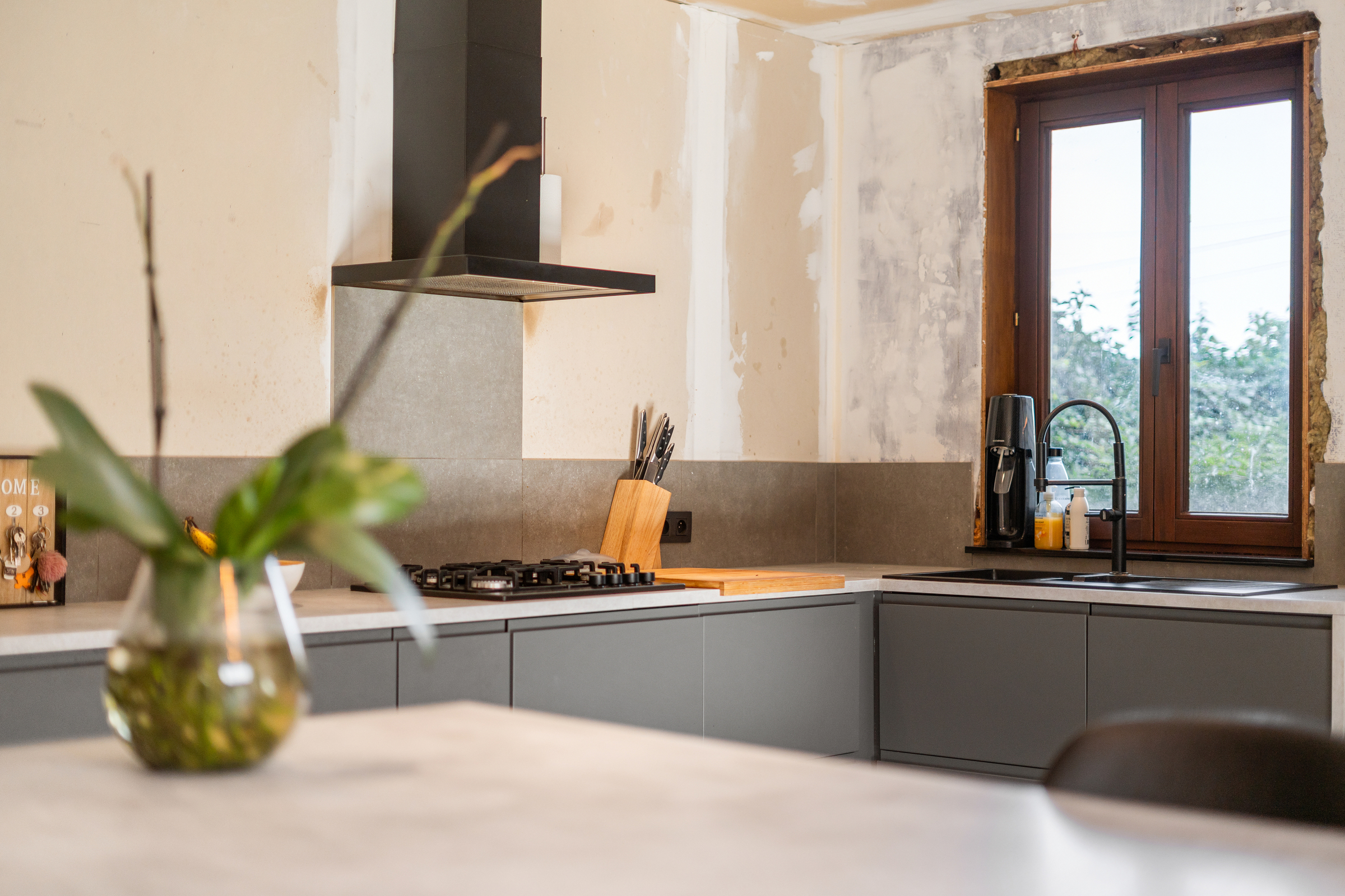 Ruime gezinswoning met 5 slaapkamers, 3 garages & grote tuin - foto 4