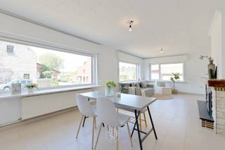 Deze degelijke woning, gelegen in het hartje van Dikkelvenne, is onder meer voorzien van een inkomhal met gastentoilet, een aparte toegang tot zowel de ruime en lichtrijke leefruimte als de ruime keuken. De keuken geeft op haar beurt toegang tot de nachthal, de wasplaats en de kelder.<br /><br />De woning telt twee ruime slaapkamers en een badkamer.<br />De ruime zolder biedt uitbreidingsmogelijkheden en is reeds toegankelijk via een vaste trap die zich achter de badkamer situeert.<br /><br />Achter de woning bevindt zich een garage. <br />De tuin grenst aan de kasteeltuin, wat zorgt voor een groen en rustgevend uitzicht.<br /><br />Winkels (bakker, slager, ... ), horeca, alsook bv. de Schelde ... bevinden zich op wandelafstand.