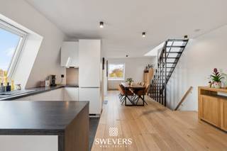 Voor meer info en foto’s, surf naar www.swevers.be –Op de tweede verdieping van een kleinschalig gebouw in hartje Leopoldsburg vinden we dit...