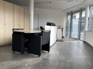 GELIJKVLOERS volledig op natuursteenCentraal gelegen gedeelte 45 m² met ingemaakte kasten en vaste burelen.1ste bureel 17 m² met ingemaakte...