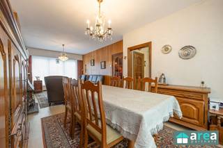 <p><span>Bent u op zoek naar een ruime, instapklare gezinswoning met een grote tuin en uitbreidingsmogelijkheden? Dan is deze woning in de Warschaustraat 6 te Hoboken zeker een bezoek waard!</span></p><p><span>De woning beschikt over een bewoonbare oppervlakte van ca. 146 m² op een perceel van 202 m² en is gelegen op een rustige en groene locatie met op wandelafstand een GB en openbaar vervoer. Met 3 slaapkamers, een ruime tuin van ca. 93 m² en een nog in te richten zolderverdieping biedt deze woning heel wat ruimte en mogelijkheden voor gezinnen.</span></p><p><span>Bovendien kan de woning gemeubeld worden aangekocht. Ook is er de mogelijkheid om een garage bij aan te kopen voor 30.000 EUR of te huren voor 115 EUR/maand.</span></p><p><span>Grootste troeven:</span></p><ul><li><span>Instapklare gezinswoning</span></li><li><span>Grote tuin van ca. 93 m²</span></li><li><span>In te richten zolder met mogelijkheid tot extra kamer of multifunctionele ruimte</span></li><li><span>Rustige ligging</span></li><li><span>Optioneel gemeubeld aan te kopen</span></li><li><span>Garage optioneel bij aan te kopen</span></li></ul><p><span>Indeling:</span></p><ul><li><span>GVL:</span><span> Via de inkom betreedt u de woning. Op het gelijkvloers bevinden zich de leefruimte, keuken, een apart toilet en een praktische berging. Aansluitend bevindt zich de veranda, die een aangename verbinding vormt tussen de woning en de ruime tuin van ca. 93 m².</span></li><li><span>V1:</span><span> Op de eerste verdieping bevinden zich 3 slaapkamers en een badkamer.</span></li><li><span>V2:</span><span> De tweede verdieping bestaat uit een ruime, nog in te richten zolder. Deze biedt de mogelijkheid om een extra slaapkamer, bureau, hobbyruimte of andere multifunctionele ruimte te creëren.</span></li></ul><p><span>Dankzij de combinatie van een ruime indeling, grote tuin, veranda en extra uitbreidingsmogelijkheden is deze woning ideaal voor wie op zoek is naar een comfortabele gezinswoning in Hoboken.</span></p><p><span>Voor meer informatie of een bezoek kan u terecht bij Area Partners: <span>Info@area.be</span></span><span> of 03/284.60.60.</span></p>