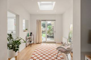 Een roze gevel in groen BoHoIn de Weversfabriekstraat woon je in één van die rustige, residentiële stukjes Borgerhout waar het leven nog heerlijk...