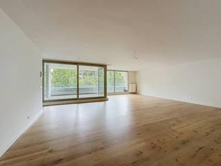 Het appartement is gelegen aan het François Laurentplein, met zicht op het groen en de stad. Op wandelafstand van de Kouter, de Volderstraat, de iconische Gentse torens, gezellige horeca en winkels.<br /><br />Geniet van een overvloed aan daglicht in de royale woonkamer met directe toegang tot het grote terras. De drie volwaardige slaapkamers, twee strakke badkamers en de twee inbegrepen autostaanplaatsen maken het plaatje van zorgeloos wonen compleet.<br /><br />Indeling van het appartement: inkomhal - gastentoilet - badkamer 1 - slaapkamer 1 - slaapkamer 2 - slaapkamer 3 - badkamer 2 - woonkamer - keuken - terras (18 m²).  <br /><br />De gemeenschappelijke kosten onder de vorm van een provisie bedragen € 150,00 per maand.<br /><br />Er zijn 2 ondergrondse autostaanplaatsen die men bij het appartement dient te huren aan € 250,00 per maand.<br /><br />Onmiddellijk beschikbaar!