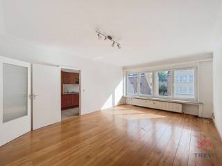 DROGENBOS – Dicht bij winkels en openbaar vervoer, appartement met 2 slaapkamers van ±65 m² woonoppervlakte op de 2e verdieping van een klein...