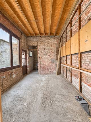 Deze verrassend veelzijdige woning is gelegen aan de Antwerpsesteenweg 36 in Hoboken, op een centrale locatie nabij winkels, scholen, openbaar vervoer en diverse voorzieningen. De woning biedt tal van mogelijkheden voor wie op zoek is naar een renovatieproject dat volledig naar eigen smaak en behoeften kan worden ingericht. Dankzij de ruime garage, de polyvalente ruimtes en de verschillende verdiepingen beschikt dit pand over heel wat potentieel! <br />Indeling: Op het gelijkvloers bevindt zich een zeer ruime garage, aangevuld met twee polyvalente ruimtes die voor verschillende doeleinden kunnen worden benut. Van hieruit heeft u eveneens toegang tot de koer. De eerste verdieping beschikt over een bijzonder ruime en lichtrijke kamer, ideaal om in te richten als gezellige woon- en leefruimte. Op de tweede verdieping bevinden zich twee slaapkamers. Een interessante opportuniteit voor wie een woning met karakter en mogelijkheden zoekt op een centrale locatie in Hoboken!<br />Voor meer informatie of een vrijblijvend plaatsbezoek: 0488/60.05.07.