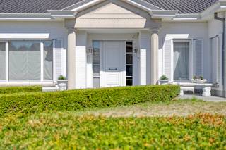 Wat een ruimtes, wat een pracht locatie! Deze villa, gelegen in een rustige buurt op 't Hoge te Kortrijk biedt u alles op het gelijkvloers. Mooie inkomhal met apart toilet, prachtige en zeer ruime living met gashaard en bar. Aparte ingerichte leefkeuken. Vanuit living en keuken heeft u zicht op de aangelegde en zongerichte tuin. Twee grote slaapkamers en een luxe badkamer met ligbad, douche en toilet. Tevens sauna aanwezig. Zeer ruime garage met sectionale poort, berging en wasplaats. Geïsoleerde zolder voor stockage. In de jaren 2000 werd de woning grondig en smaakvol gerenoveerd, met oog voor kwaliteit en detail.