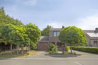 TE KOOP: Te renoveren woning op 11a33ca!Deze volledig te renoveren woning is gelegen op een locatie met goede bereikbaarheid en in de nabijheid van...