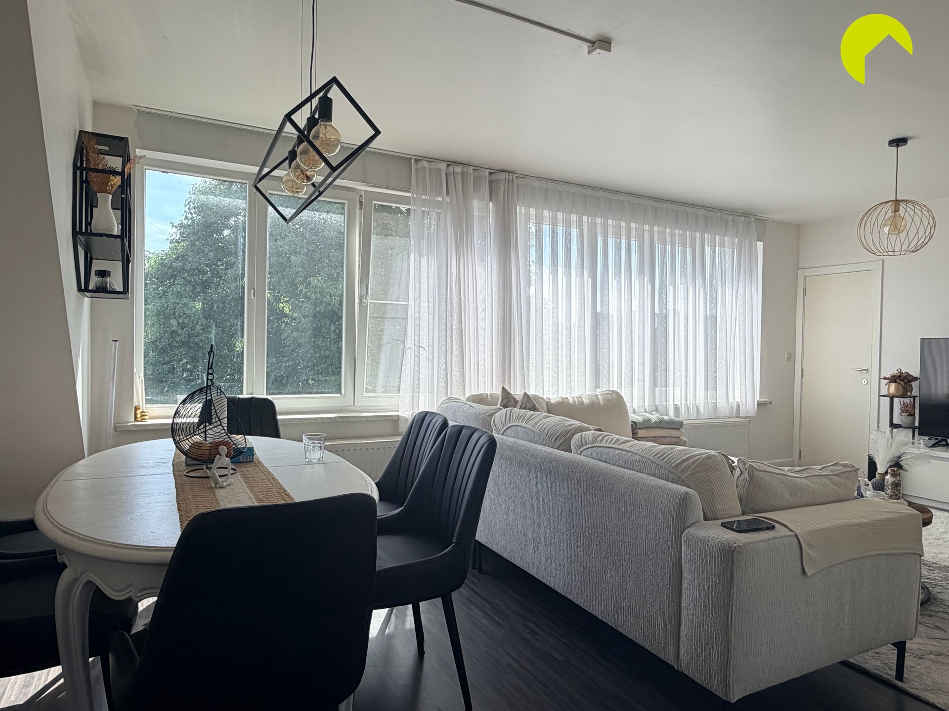Lichtrijk 2 slaapkamer appartement nabij 2 stadskernen! - foto 4