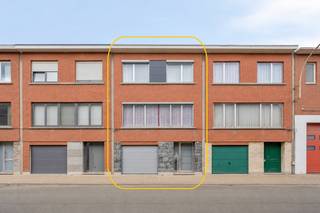 Ben je op zoek naar een ruime beletage, vlakbij het bruisende centrum van Zwijndrecht?<br /><br />Je komt binnen via de inkomhal met apart toilet.<br />Op het gelijkvloers bevindt zich een ruime garage met elektrische poort.<br />Deze geeft toegang tot twee extra bergingen en een wasplaats.<br /><br />Op de eerste verdieping vind je de leefruimte met aansluitende veranda en een afzonderlijke keuken. De keuken is voorzien van heel wat opbergruimte.<br />Op de tweede verdieping bevinden zich <strong>twee ruime slaapkamers</strong> en een <strong>derde, kleinere slaapkamer</strong> die momenteel geschikt is voor een enkel bed.<br />De badkamer is voorzien van een ligbad, een lavabomeubel met dubbele wastafel en een toilet.<br /><br />De woning beschikt over een grote tuin en terras met aparte bergruimte. <br /><br />Bron bewoonbare oppervlakte: EPC-certificaat.<br />Renovatieverplichting residentiële gebouwen van toepassing.<br />https://www.vlaanderen.be/een-huis-of-appartement-kopen/renovatieverplichting-voor-residentiele-gebouwen<br /><br />Een leuke woning met drie slaapkamers, een grote garage en een aangename tuin, ideaal voor gezinnen die op zoek zijn naar ruimte en mogelijkheden.<br />Interesse? Bel 03/775.78.79 voor een bezoek vast te leggen!<br />Ben je ook van plan jouw eigendom te verkopen? Maak een afspraak voor een gratis schatting, wij maken er samen een succesverhaal van.