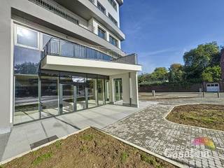 Handelsgelijkvloers te huur in een nieuwbouwproject, met een commerciële oppervlakte van 350m². Dit pand biedt een uitstekende zichtbaarheid...