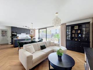 <strong>Energiezuinig appartement waarbij modern wooncomfort, hoogwaardige afwerking en een uitzonderlijke buitenruimte samenkomen.</strong><br /><strong>Dankzij de kwalitatieve materialen, stijlvolle afwerking en private tuin met ruim terras geniet u hier van een bijzonder aangename woonbeleving.</strong><br /><br /><strong>LIGGING</strong><br /><br />De locatie is een belangrijke troef van deze eigendom.<br />Zo bevinden zich het Frunpark, de Spar en diverse winkels vlakbij, terwijl het station en het openbaar vervoer op slechts enkele minuten gelegen zijn.<br />Dankzij de vlotte verbinding met belangrijke invalswegen bereikt u bovendien Gent, Aalst en Brussel eenvoudig.<br />Wie graag ontspant in het groen, vindt met de Warande, Meerdonk en het natuurreservaat De Ham verschillende mooie recreatie- en wandelmogelijkheden in de buurt.<br /><br /><strong>INDELING</strong><br /><br /><strong>Binnenin werd bijzonder veel aandacht besteed aan kwaliteit, stijl en comfort.</strong><br />De inkomhal met vestiaire leidt naar de lichtrijke leefruimte met open keuken, kookeiland en praktische koffiecorner.<br />Grote raampartijen zorgen voor een overvloed aan natuurlijk licht. <br />Via het grote schuifraam vloeit de leefruimte naadloos over in het ruime terras en de private tuin.<br />Een heerlijke plek om te genieten met familie en vrienden of tot rust te komen na een drukke werkdag.<br /><br />Verder beschikt het appartement over een gastentoilet, een berging en ruime slaapkamer met hoogwaardig afgewerkte ensuite badkamer.<br />Deze is voorzien van een inloop regendouche en stijlvol badkamermeubel.<br /><br />Als <strong>extra troef</strong> beschikt het appartement over een ondergrondse autostaanplaats (aan te kopen voor € 20 000).<br /><br />Contacteer Kevin: <strong>0476 66 55 50</strong><br />(Oppervlakten zijn geraamd)