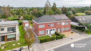 Welkom in de Oedelemsestraat 47, een op te frissen woning in Oostkamp. In de nabije omgeving vindt u supermarkten, winkels, scholen en openbaar vervoer en tal van andere voorzieningen. Daarnaast is de woning vlot bereikbaar via verbindingswegen en de autosnelweg.<br /><br />De ruime inkomhal verwelkomt u tot deze woning. De leefruimte is zeer ruim en loopt naadloos over in de eetplaats met een overvloed aan zonlicht en zicht op de groene tuin. Aansluitend bevindt zich de ruime keuken, helemaal in te richten naar uw eigen smaak! Verder beschikt het gelijkvloers over een praktische berging onder de trap, een apart toilet en een garage met technische voorzieningen.<br />Op de eerste verdieping bevinden zich maar liefst vier volwaardige slaapkamers. De badkamer beschikt over een douche, apart toilet en voorziening voor een lavabo.<br /><br />Een absolute meerwaarde is de nieuwe veranda van ca. 34 m², die zorgt voor extra leefruimte en een aangenaam zicht naar buiten. Daarnaast is er een ruime garage, ideaal voor het stallen van een wagen, fietsen en extra opslag. De buitenomgeving is omgeven door groen en geniet van een diepe tuin, waar u de dag door van de zon kunt genieten. Verder is het mogelijk om drie wagens op de oprit te parkeren.<br /><br />Warm geworden van deze ruime woning? Contacteer ons vandaag voor meer informatie of een bezoek ter plaatse!<br /><br />De vermelde prijs is een richtprijs; elk bod wordt voorgelegd aan de eigenaar, die het recht heeft dit te aanvaarden of te weigeren.