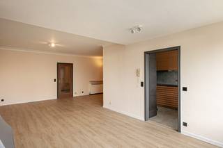 Dit uitstekend gelegen en gerenoveerd appartement is gelegen aan de stadsrand van Mechelen.<br />Het is op de 4de verdieping die bereikbaar is met een lift.<br /><br />Bij het binnenkomen wordt u verwelkomd in een verzorgde inkomhal die toegang biedt tot de verschillende ruimtes. De grote en lichtrijke woonkamer vormt het warme hart van het appartement en biedt een aangename leefomgeving met veel natuurlijke lichtinval.<br /><br />De volledig geïnstalleerde, moderne keuken is praktisch ingericht en voorzien van alle hedendaagse comfort.<br /><br />Verder beschikt het appartement over een stijlvolle badkamer met inloopdouche, een apart toilet en twee ruime slaapkamers, ideaal voor gezinnen, koppels of wie extra ruimte wenst voor een bureau of hobbykamer.<br />Als extra troef beschikt u over een gezellig terras waar u kan genieten van een prachtig zicht op de iconische Sint-Romboutstoren.<br /><br />Er is tevens een privatieve bergkelder.<br /><br />Dit appartement verkeert in goede staat en combineert een uitstekende ligging met comfortabel wonen nabij winkels, horeca, openbaar vervoer en alle voorzieningen die Mechelen te bieden heeft.<br /><br />Troeven op een rijtje:<br />✔ Toplocatie in Mechelen<br />✔ 4de verdieping met lift<br />✔ Grote, lichtrijke woonkamer<br />✔ Moderne, volledig geïnstalleerde keuken<br />✔ 2 ruime slaapkamers<br />✔ Badkamer met inloopdouche<br />✔ Apart toilet<br />✔ Terras met uniek zicht op de Sint-Romboutstoren<br />✔ Appartement in goede staat<br /><br />Heeft u interesse of vragen? Contacteer ons via jeffrey@jurimmo.be of +32 474 04 13 26