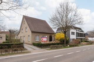 Half open bebouwing tegen het centrum van 's-Gravenwezel * Gelijkvloers : inkomhal met gastentoilet, living op natuursteen, keuken op natuursteen met...