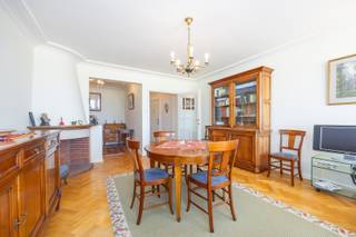 RUIM TWEE SLAAPKAMER APPARTEMENT MET PRACHTIG ZEEZICHT IN OOSTENDE<br />Gelegen op de Albert I Promenade, recht tegenover het brede strand, bieden wij dit aangename tweeslaapkamerappartement aan met een schitterend zicht op zee.<br />Het appartement beschikt over een inkomhal met vestiaire en gastentoilet, een lichtrijke woonkamer met gezellige zithoek en frontaal zeezicht, twee volwaardige slaapkamers en een badkamer met ligbad en tweede toilet.<br />In de residentie zijn bovendien een private berging en een gemeenschappelijke fietsenberging aanwezig. Er is tevens de mogelijkheid om een garage in het gebouw aan te kopen.<br />De residentie bevindt zich in uitstekende staat en er zijn geen grote werken gepland.
<ul>
	<li>Oppervlakte: 103 m²</li>
	<li>Mogelijkheid tot aankoop van ruime garagebox in de residentie: € 75.000</li>
	<li>Fietsenberging</li>
	<li>EPC: 187 (B)</li>
</ul>