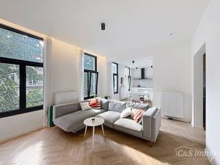 <p>Dit uitzonderlijk lichtrijke appartement bevindt zich in een volledig gerenoveerd gebouw op een uitstekende locatie, tussen het Modemuseum en het bruisende Zuid.<br />Het appartement werd kwalitatief afgewerkt en combineert hedendaags wooncomfort met karaktervolle elementen. Via de inkomhal bereikt u de ruime woon- en eetkamer van ca. 32 m². De hoge plafonds, prachtige visgraatparket en gezellige gashaard zorgen hier voor een bijzonder aangename sfeer.<br />Aansluitend bevindt zich de luxueus ingerichte keuken, stijlvol afgewerkt met natuursteen en voorzien van een keramische kookplaat, dampkap, vaatwasser, koelkast en combi-oven.<br />Verder beschikt het appartement over twee ruime slaapkamers, eveneens afgewerkt met visgraatparket. De stijlvolle designbadkamer is uitgerust met een ruime douche en lavabomeubel. Daarnaast zijn er een apart gastentoilet en een praktische berging met aansluiting voor een wasmachine.<br />Aan de achterzijde bevindt zich een aangenaam terras van ca. 8 m², een fijne plek om in alle rust van de buitenlucht te genieten.<br />Het appartement beschikt over privatieve meters, centrale verwarming op gas en een goede isolatie.<br />Beschikbaar vanaf 1 oktober 2026.</p>